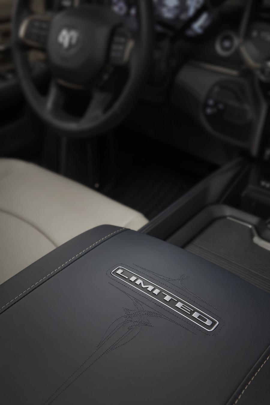 Детали интерьера Ram 3500 Limited Mega Cab (D2) 2019 года  (фото 2 из 11)